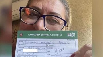 Veterinária Jussara Sonner ao lado de comprovante de vacina da Janssen (Foto: Reprodução/Facebook)