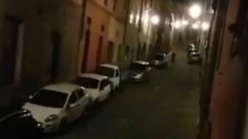 Moradores de Siena cantam juntos no período de quarentena (Foto: Reprodução)