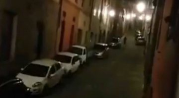 Moradores de Siena cantam juntos no período de quarentena (Foto: Reprodução)