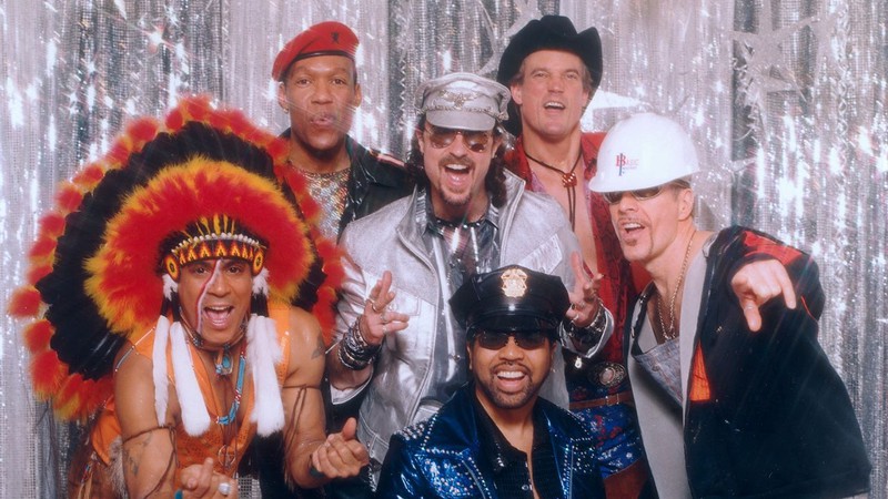 Village People, donos do hit "Y.M.C.A." (Foto: Aaron Cobbet / Divulgação)