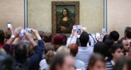 Visitantes aglomerados em frente ao quadro de Mona Lisa, no Museu do Louvre, em 2016 (Foto: AP Photo/Markus Schreiber, File)