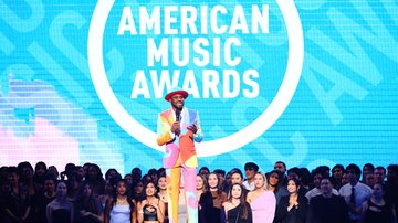 Wayne Brady apresentando o AMAs (Foto: Getty Images)