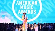 Wayne Brady apresentando o AMAs (Foto: Getty Images)