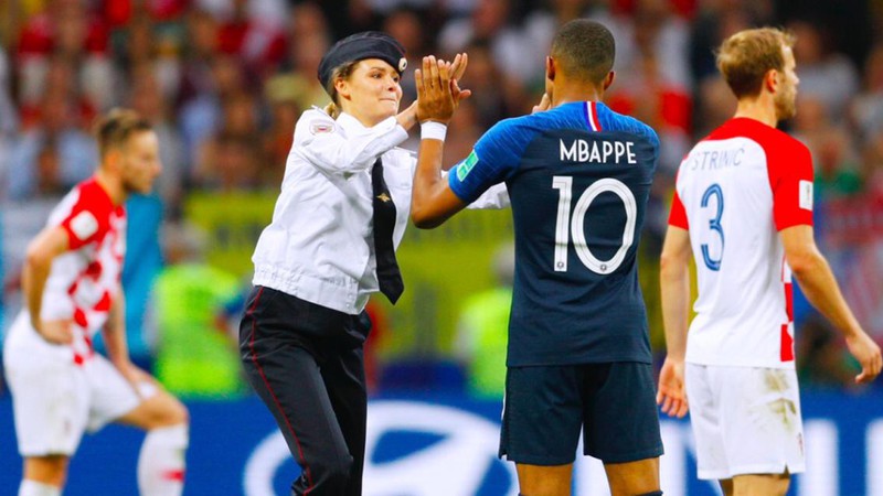 Integrante do Pussy Riot invadindo o gramado durante jogo da Copa do Mundo na Rússia (Foto: Kyodo/AP)