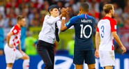 Integrante do Pussy Riot invadindo o gramado durante jogo da Copa do Mundo na Rússia (Foto: Kyodo/AP)