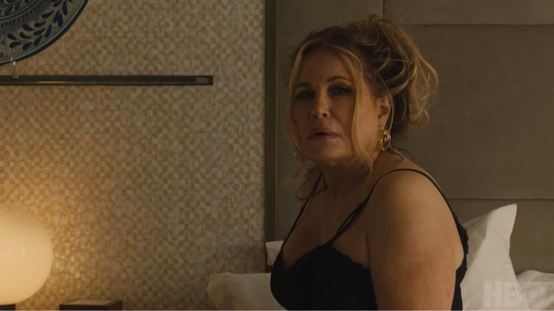 Jennifer Coolidge no trailer da 2ª temporada de The White Lotus (Foto: Reprodução/HBO)