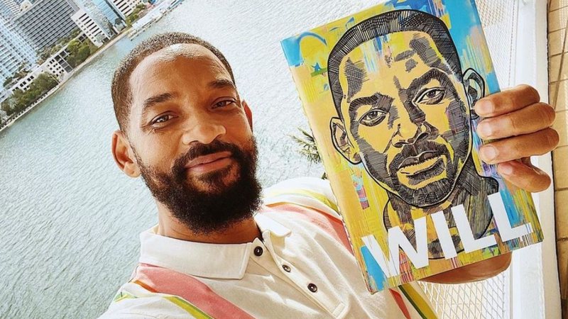 Will Smith com sua autobiografia Will (Foto: Reprodução/Instagram/@willsmith)