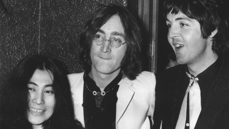 Yoko Ono, John Lennon e Paul McCartney em 1968 (Foto: Peter Kemp / AP Photo)