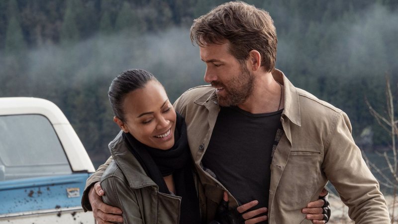 Zoe Saldana e Ryan Reynolds (Foto: Reprodução /Netflix /Twitter)