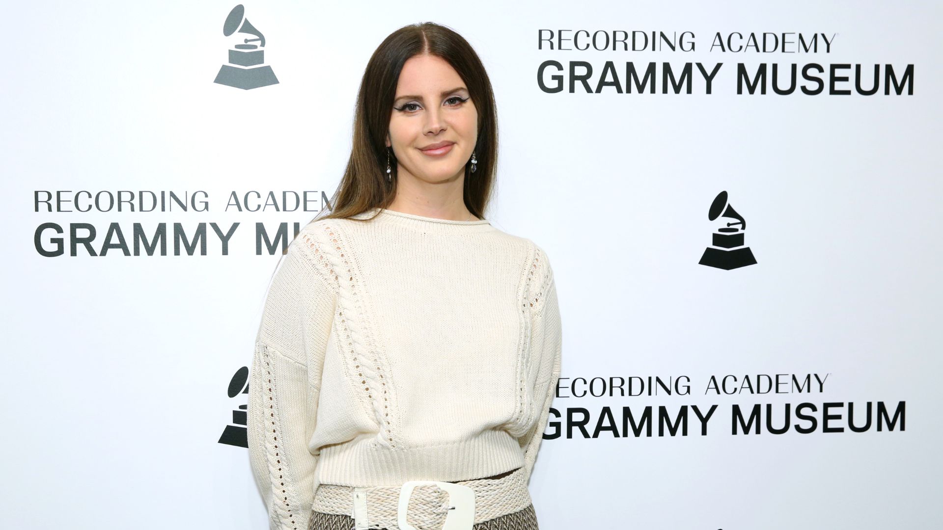 Lana Del Rey divulga álbum com um único outdoor na cidade do ex-namorado