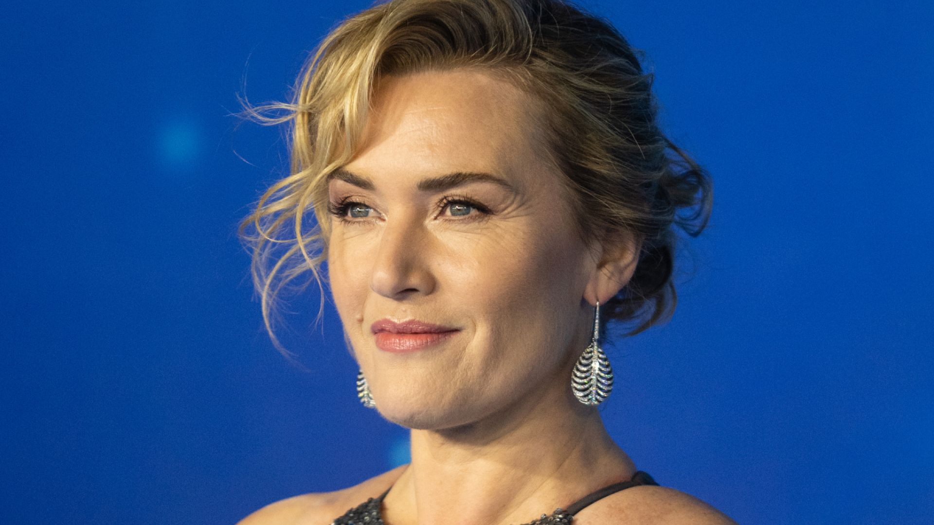 Kate Winslet reflete sua relação com cenas de nudez e pressão estética:  