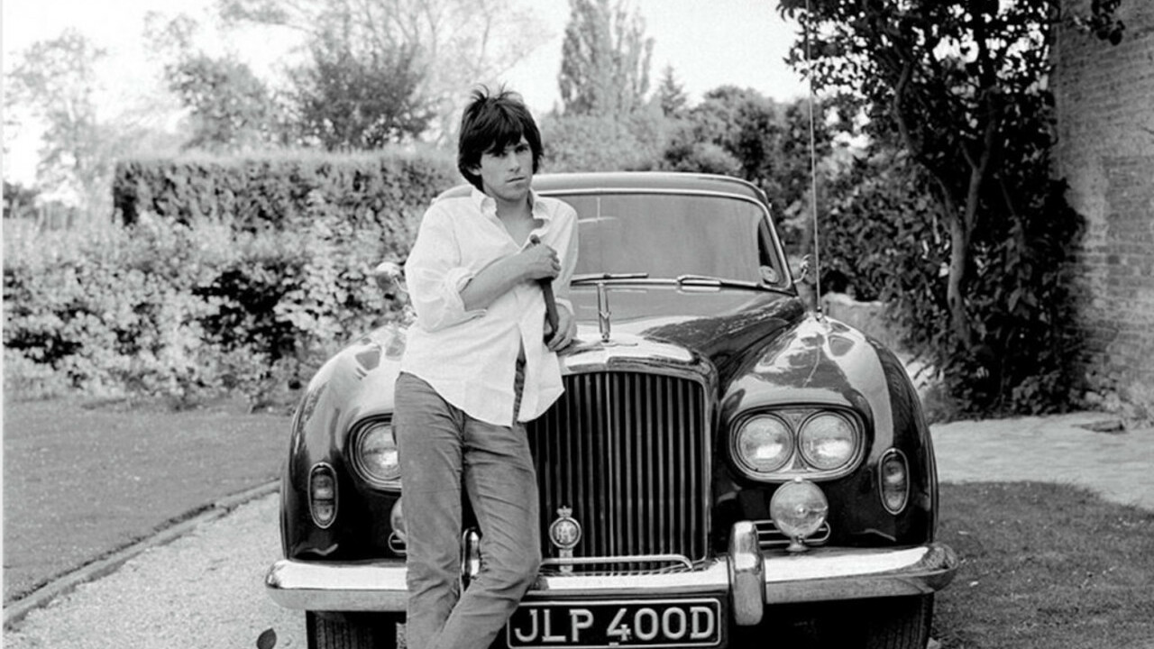 Keith Richards em sua casa, 1966 (Foto: Gered Mankowitz / Morrison Hotel Gallery / Divulgação)