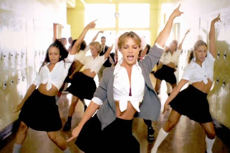 Britney Spears no clipe Baby One More Time (Foto: Reprodução / YouTube)