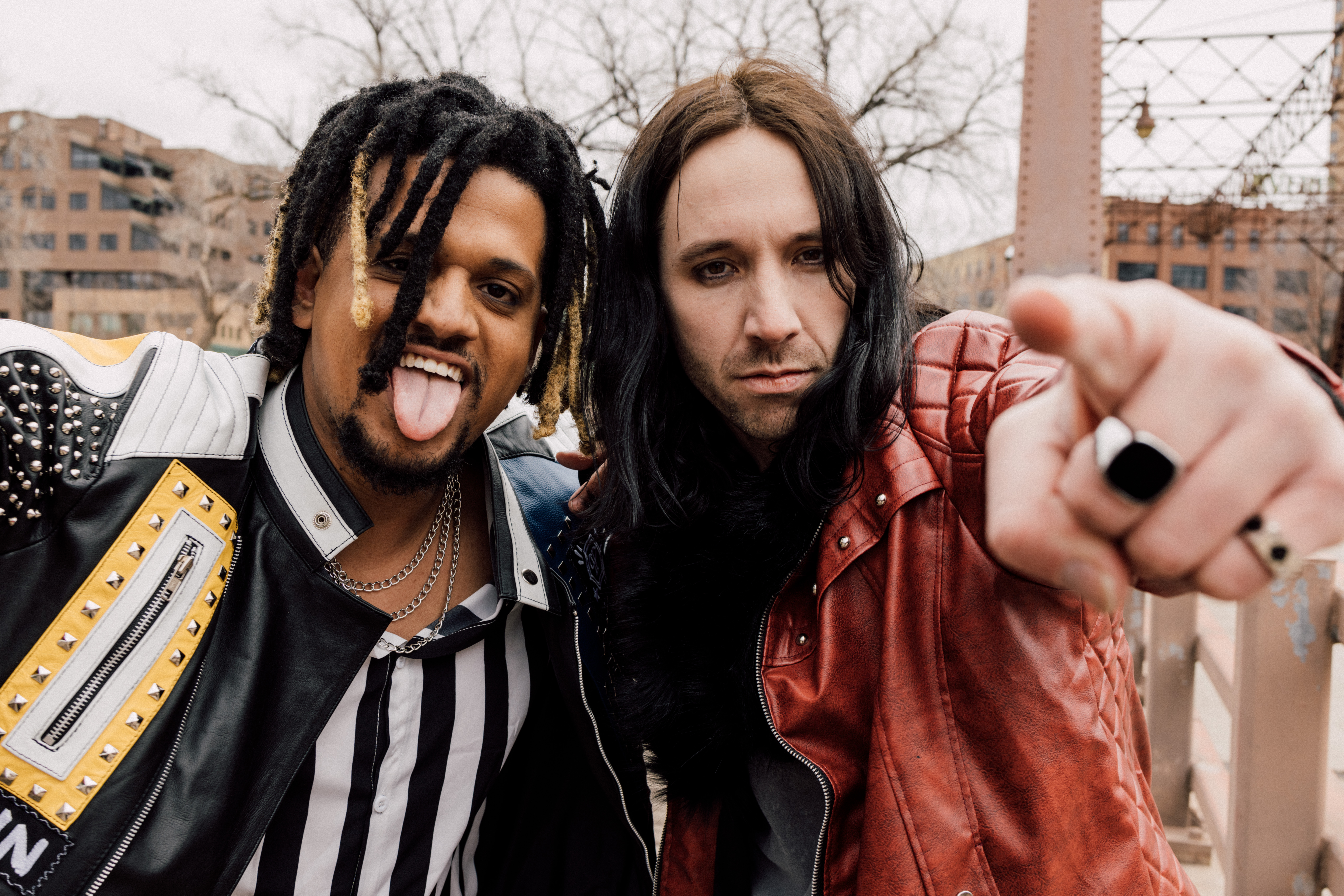 Ben Pierce (à direita), vocalista no NLM; à esquerda, o brasileiro Moah (Divulgação)