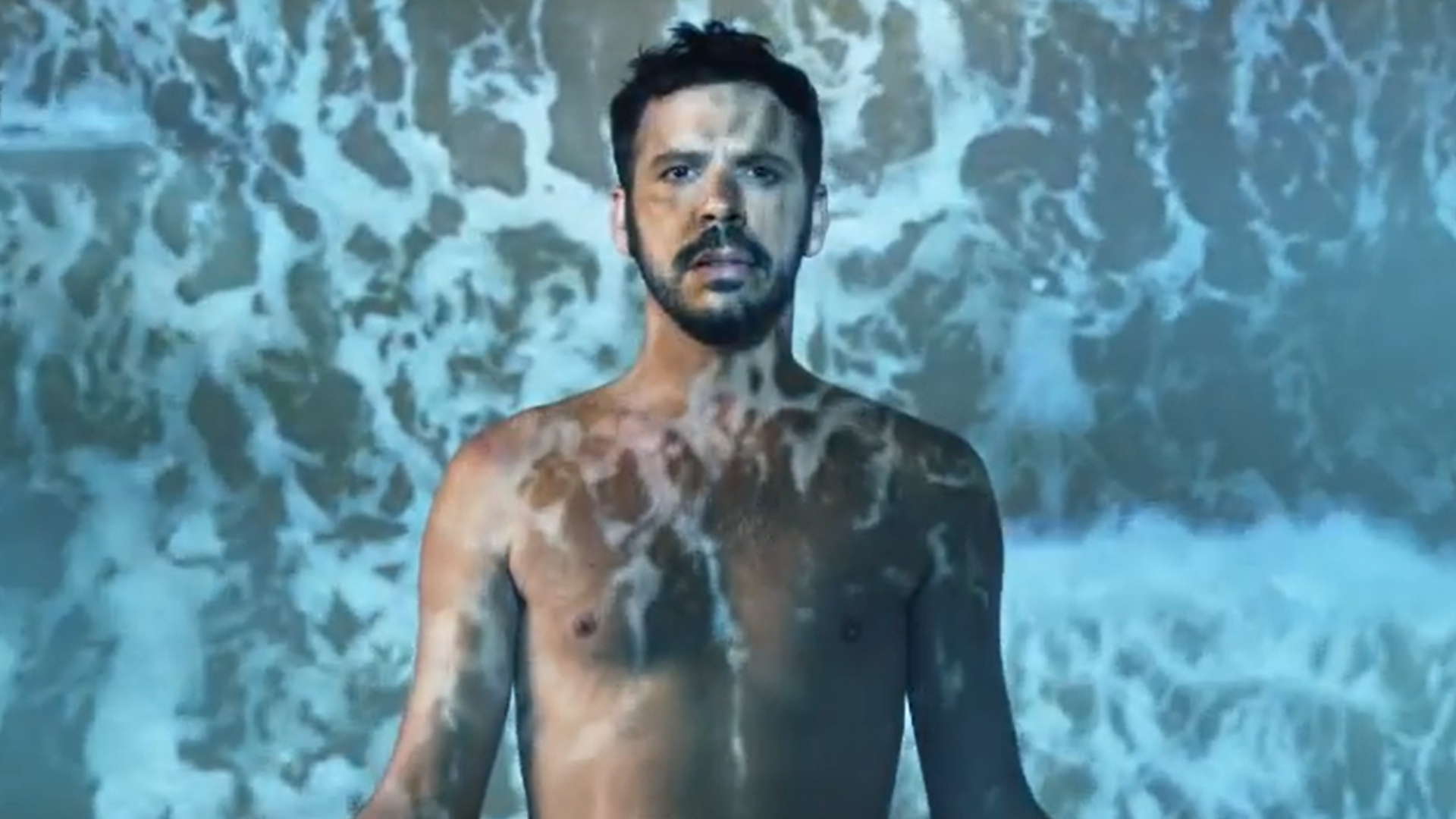 Almério em clipe (Foto: Divulgação/ Instagram/ @almerioficial)