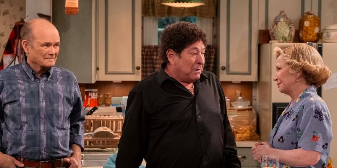 Bob Pinciotti (Don Stark, ao centro), entre Red e Kitty Forman (Kurtwood Smith e Debra Jo Rupp): retorno a That '90s Show (Reprodução/Entertainment Weekly, Netflix)