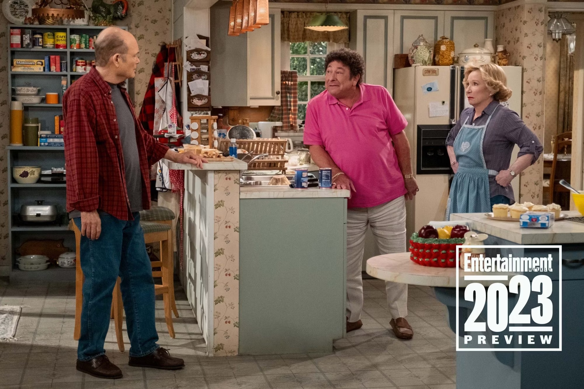Bob Pinciotti (Don Stark, ao centro), entre Red e Kitty Forman (Kurtwood Smith e Debra Jo Rupp): retorno a That '90s Show (Reprodução/Entertainment Weekly, Netflix)