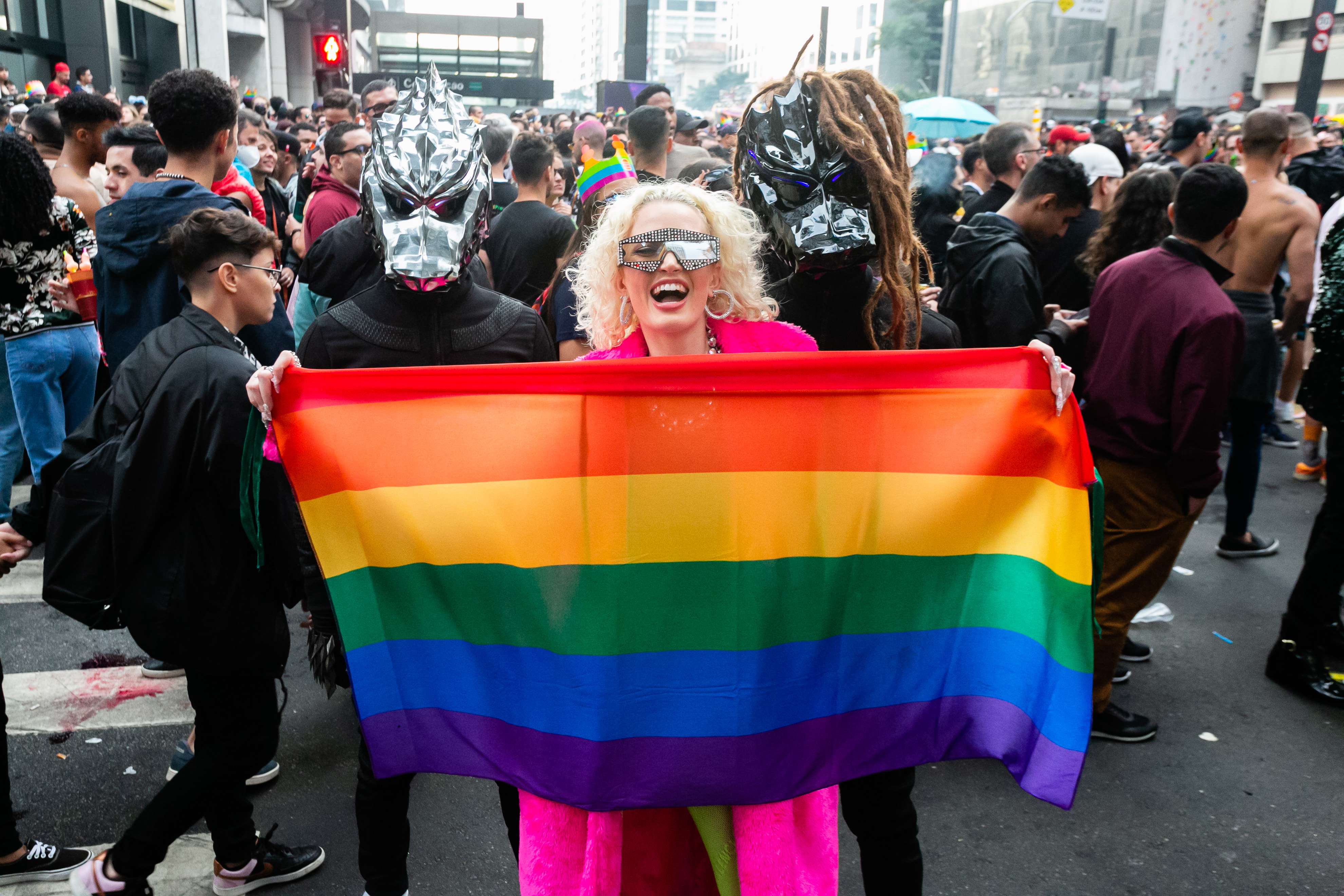 A vocalista Starlight (centro) e os mascarados Frankstation e U.F.O.: Paradise Guerrilla (Foto: Tata Barreto)