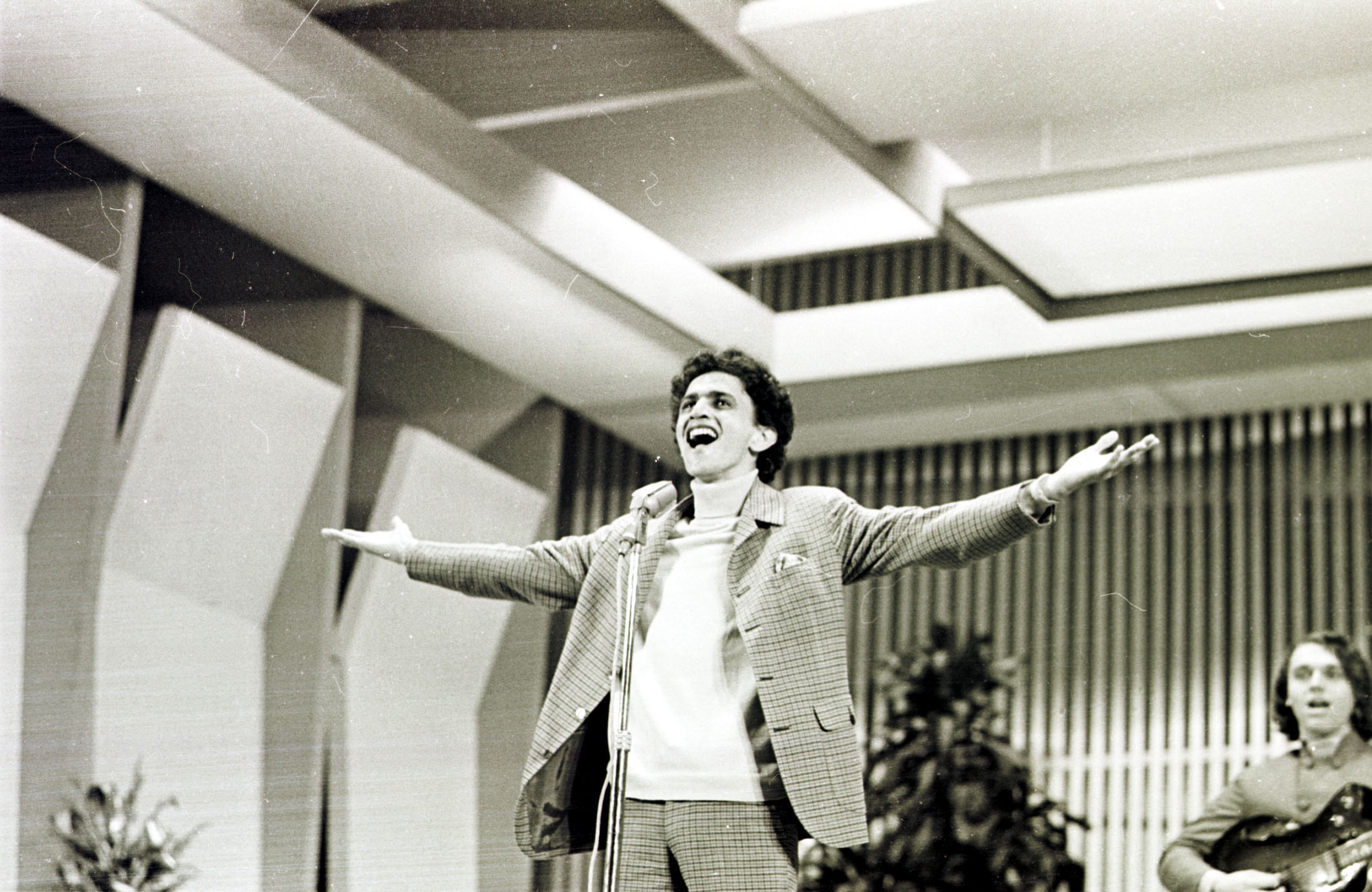 Caetano Veloso no Festival da Record em 1967 (Reprodução)