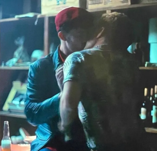 Cena do beijo entre Bad Bunny e Gael Garcia em Cassandro (2023) (Foto: reprodução)