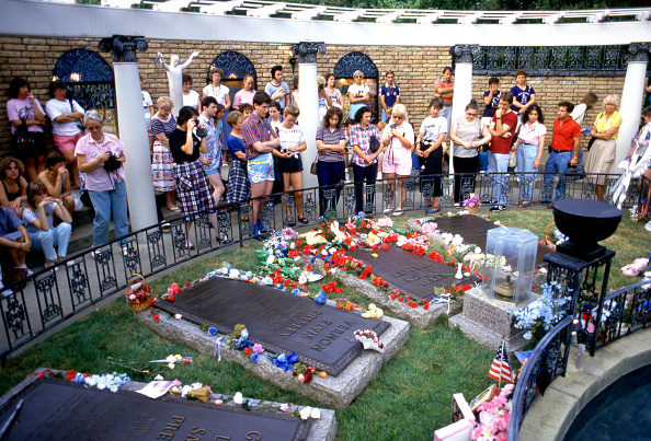 Foto de Graceland durante o aniversário de 10 anos da morte de Elvis Presley (Foto: Bill Nation/Sygma via Getty Images)