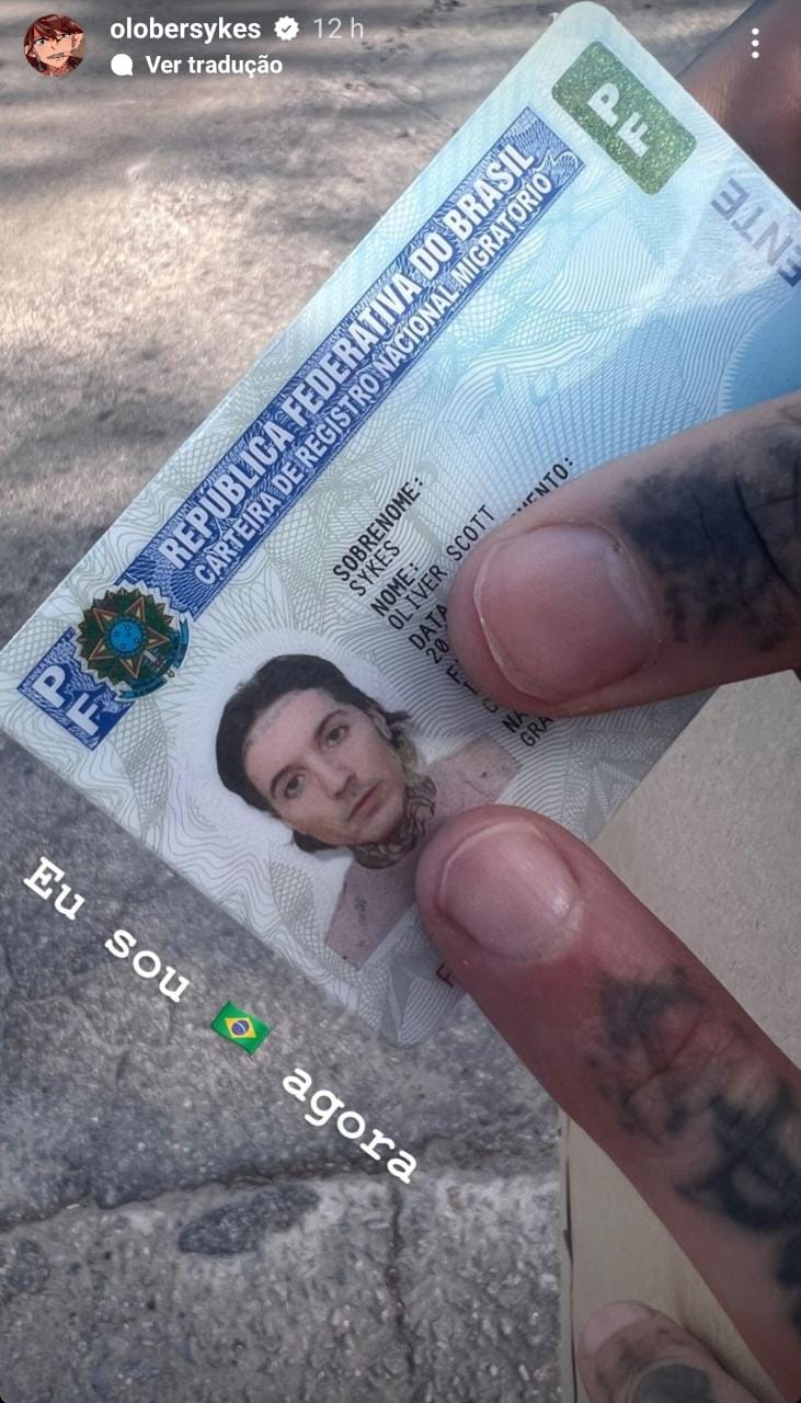 Carteira de Registro Nacional Migratório com a foto de Oliver Sykes