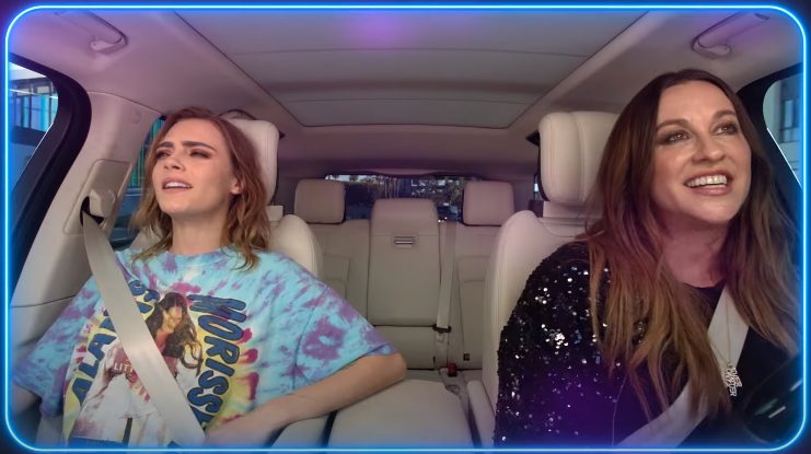 Alanis Morissette e Cara Delevingne nos novos episódios de Carpool Karaoke (Reprodução)