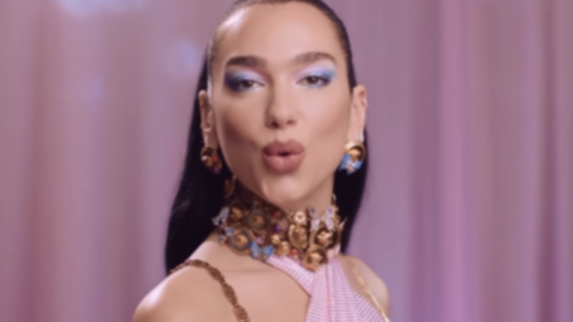 Dua Lipa em teaser para o filme 'Barbie' com Margot Robbie e Ryan Gosling (Foto: reprodução/Instagram)