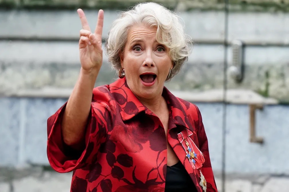 A atriz Emma Thompson chega à coroação do rei Charles III, na Abadia de Westminster, em Londres. — Foto: Jane Barlow/Pool via Reuters