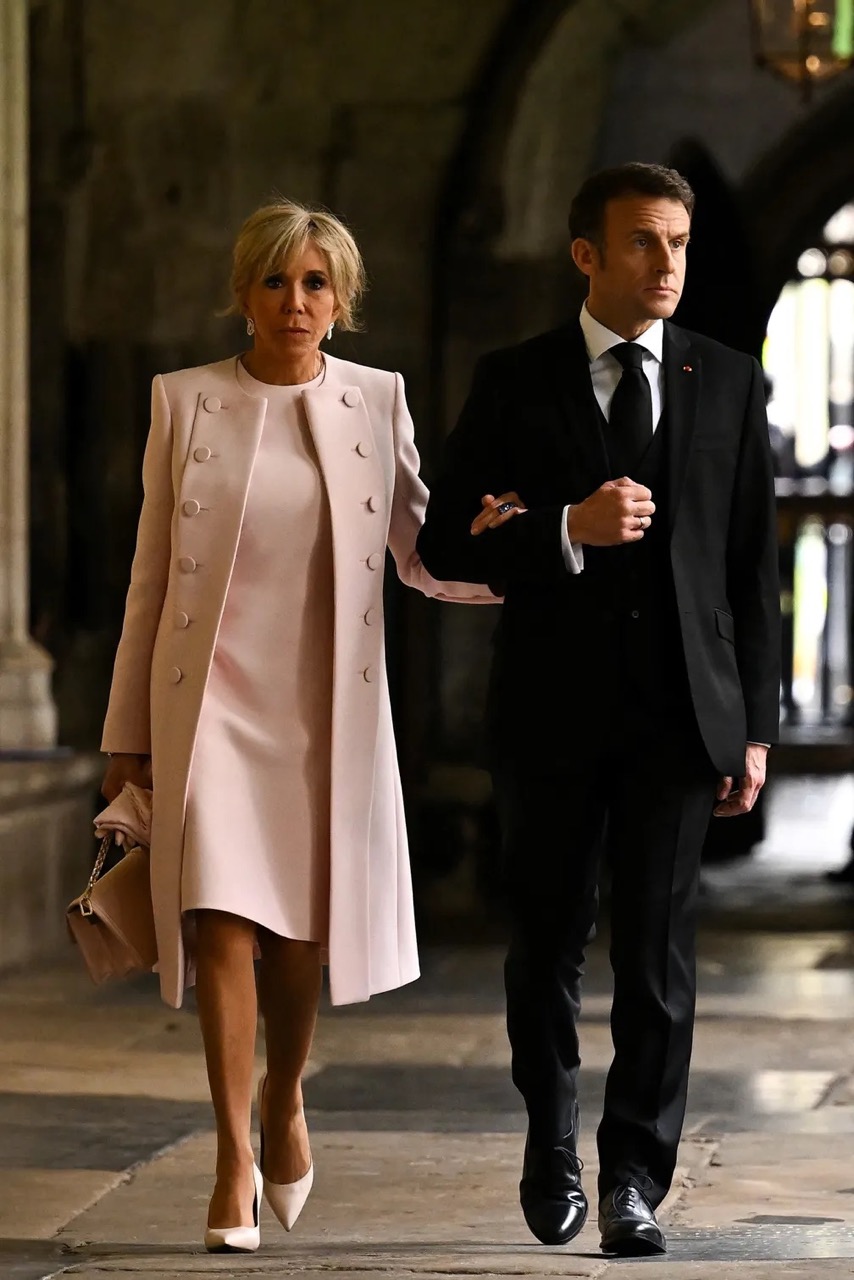 O presidente da França, Emmanuel Macron, e sua esposa, Brigitte Macron, na cerimônia de coroação do rei Charles III, na Abadia de Westminster, em Londres. — Foto: BEN STANSALL/pool via Reuters