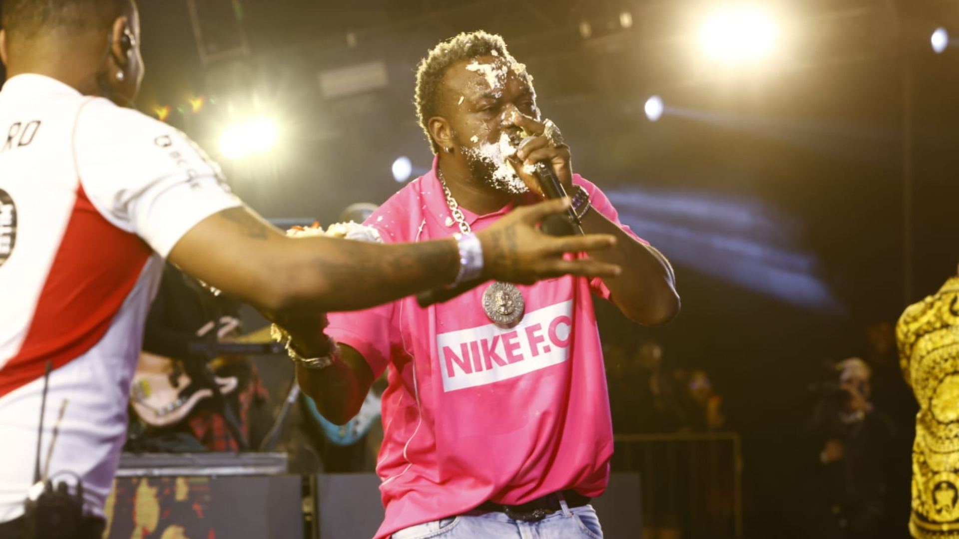 Djonga recheou apresentação no João Rock com bolo na cara