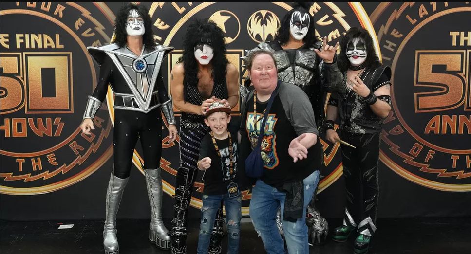 Tom Davenport e o filho Joss de oito anos quando conheceu o Kiss (Foto: reprodução/BBC UK)