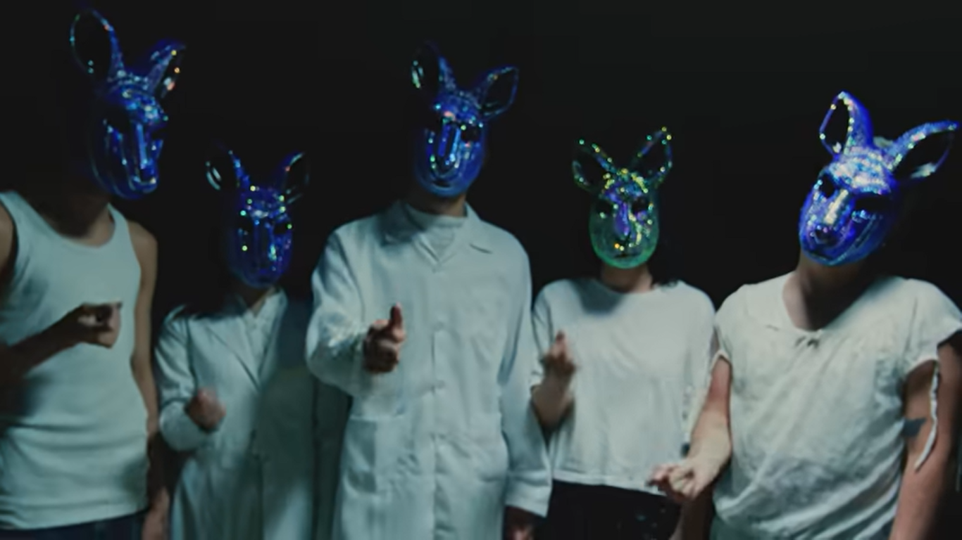 Cena de "sen(ti)r perdeu a graça" de Lou Garcia (Foto: reprodução/YouTube)