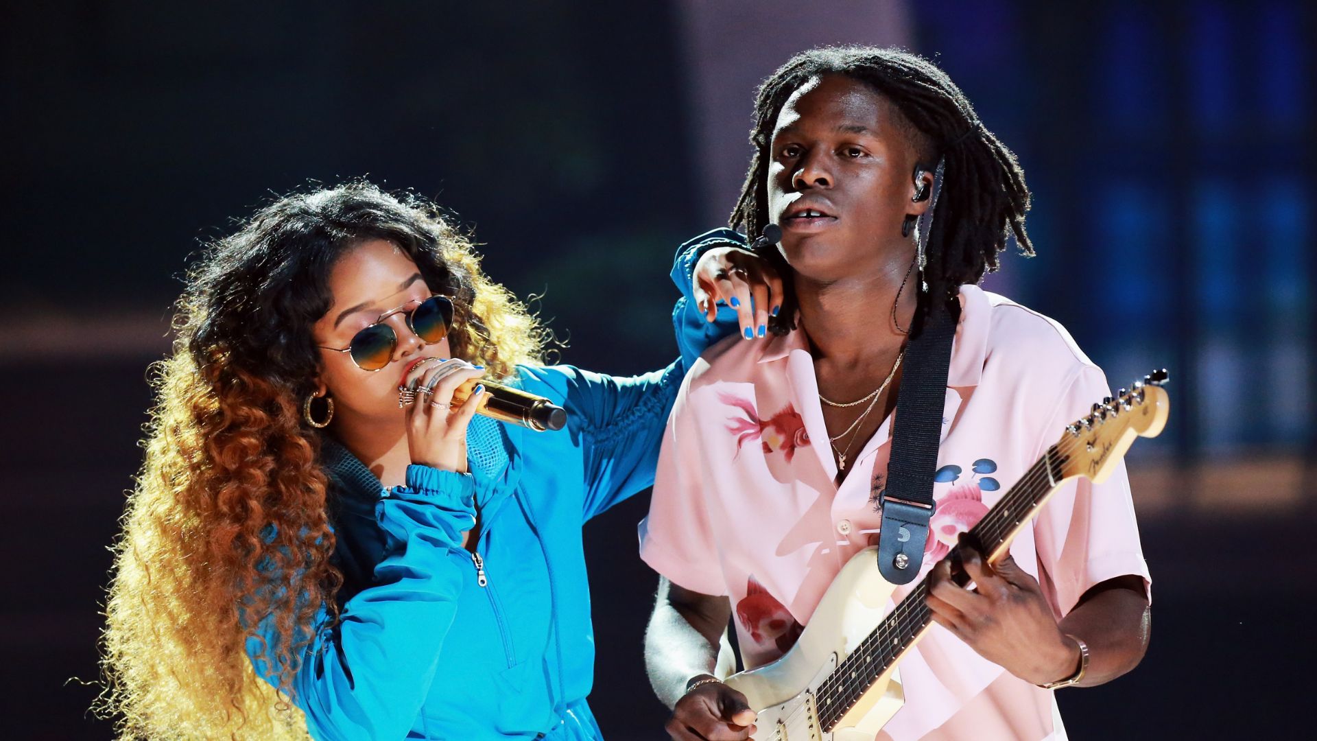 H.E.R. e Daniel Caesar em apresentação no BET Awards (Getty Images)