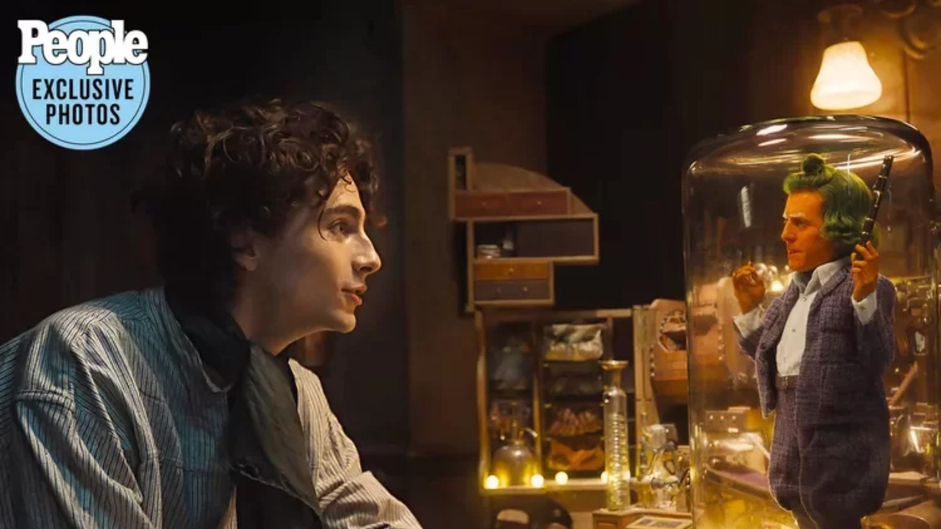 Timothée Chalamet como Willy Wonka e Hugh Grant como um Ooompa Loompa