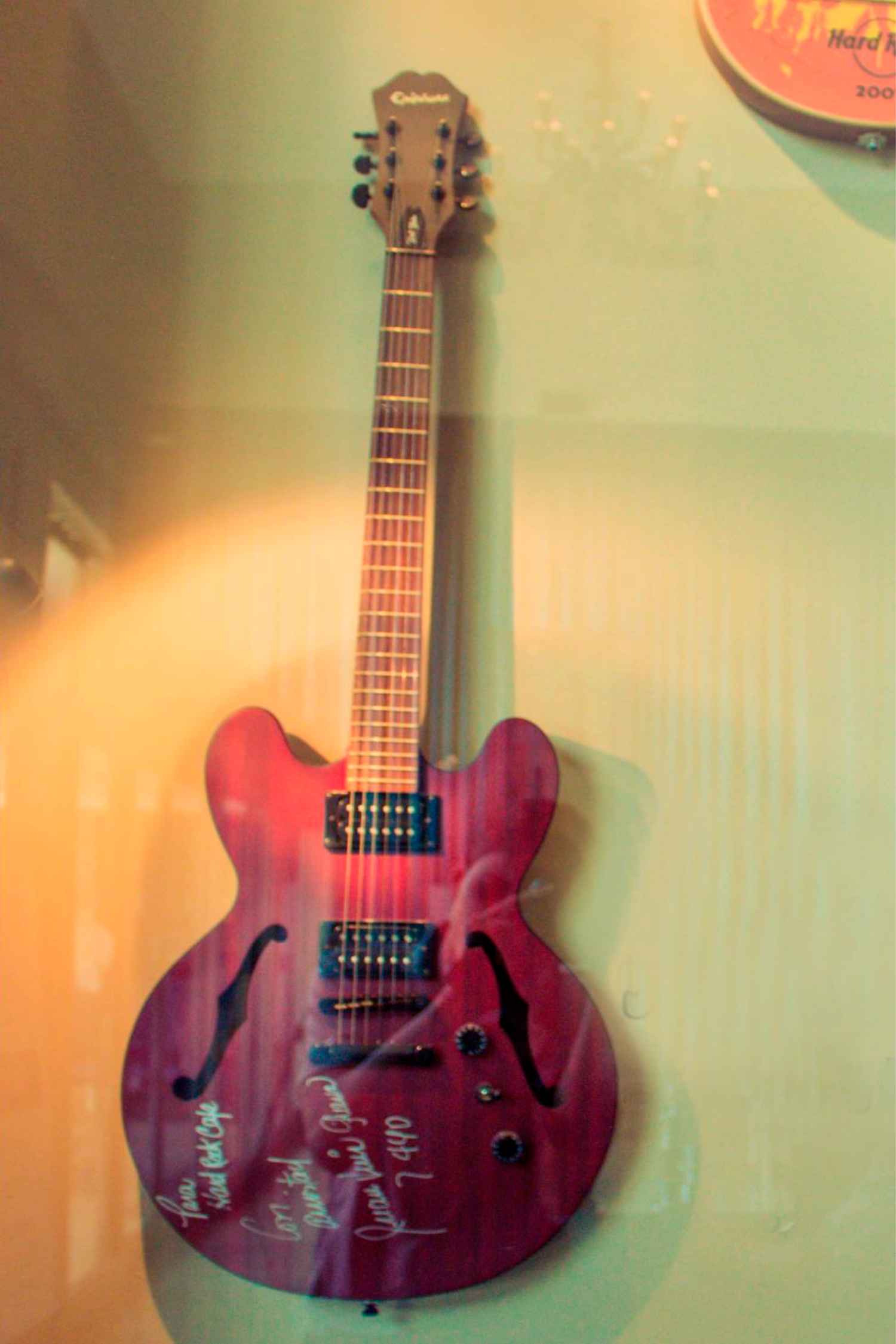 Guitarra autografada por Paul McCartney nos bastidores de sua apresentação em 2009 no show anual de rock dos Ambassadors no Hyde Park de Londres.