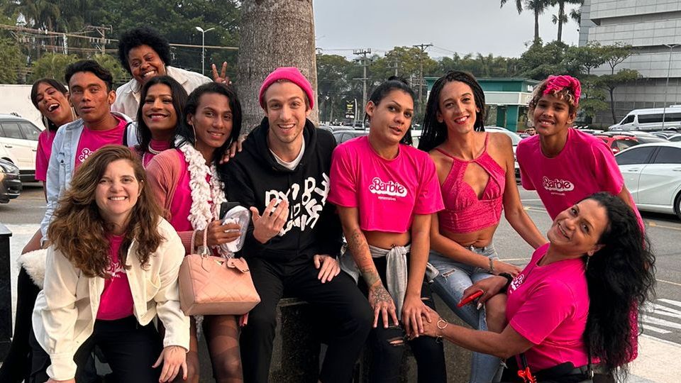 A SP invisível levou Débora, Kika, Sophia, Deusa, Estefannys, Maria Gabriele, Maria Gabriela e Rafaelli para assistir Barbie nos cinemas (Foto: divulgação)