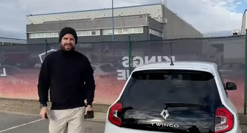 Piqué ao lado de Twingo (Reprodução)