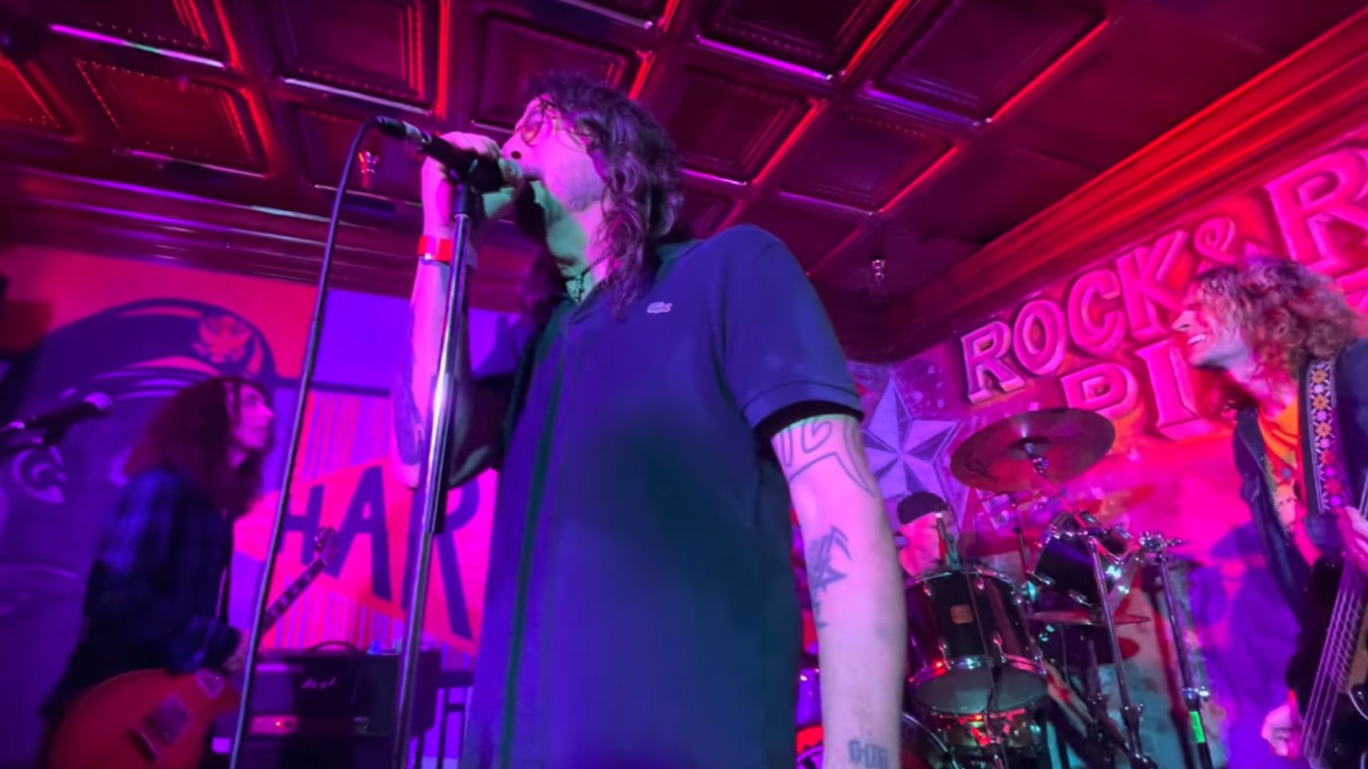 Dave Grohl em pizzaria (Foto: Reprodução/YouTube)