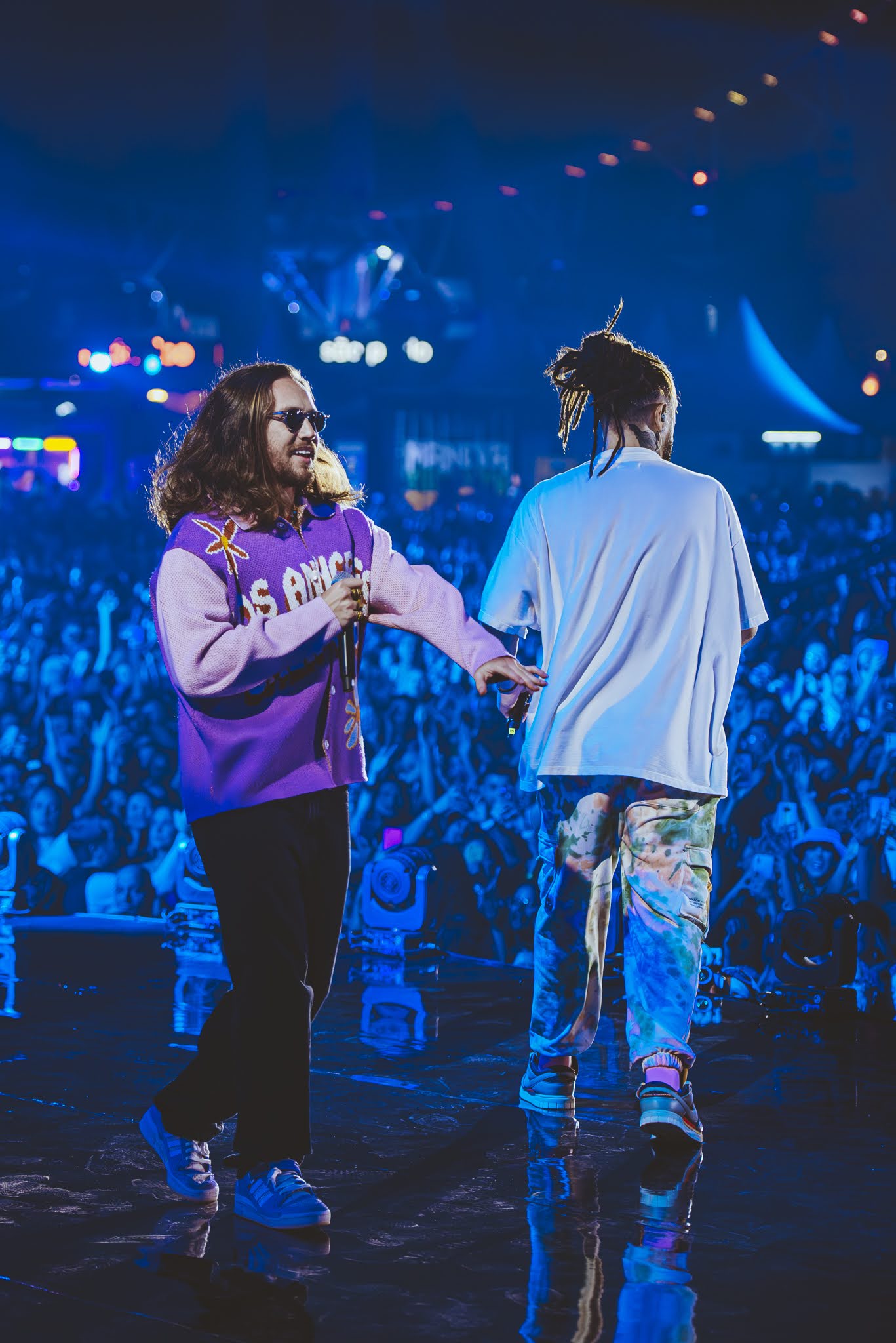 Maneva recebe Vitor Kley no palco (Rafael Strabelli/Divulgação)