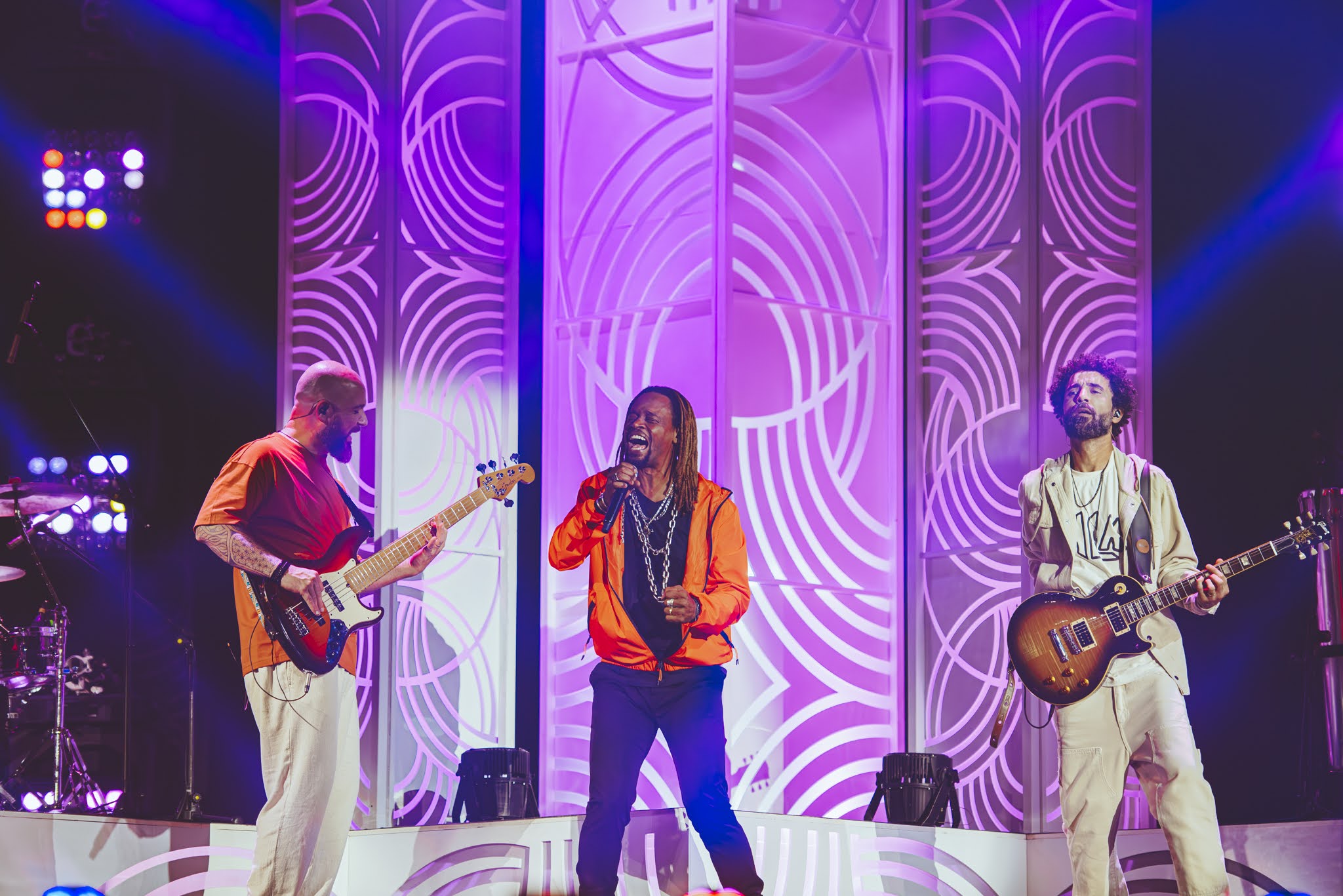 Maneva recebe Toni Garrido em apresentação (Rafael Strabelli/Divulgação)