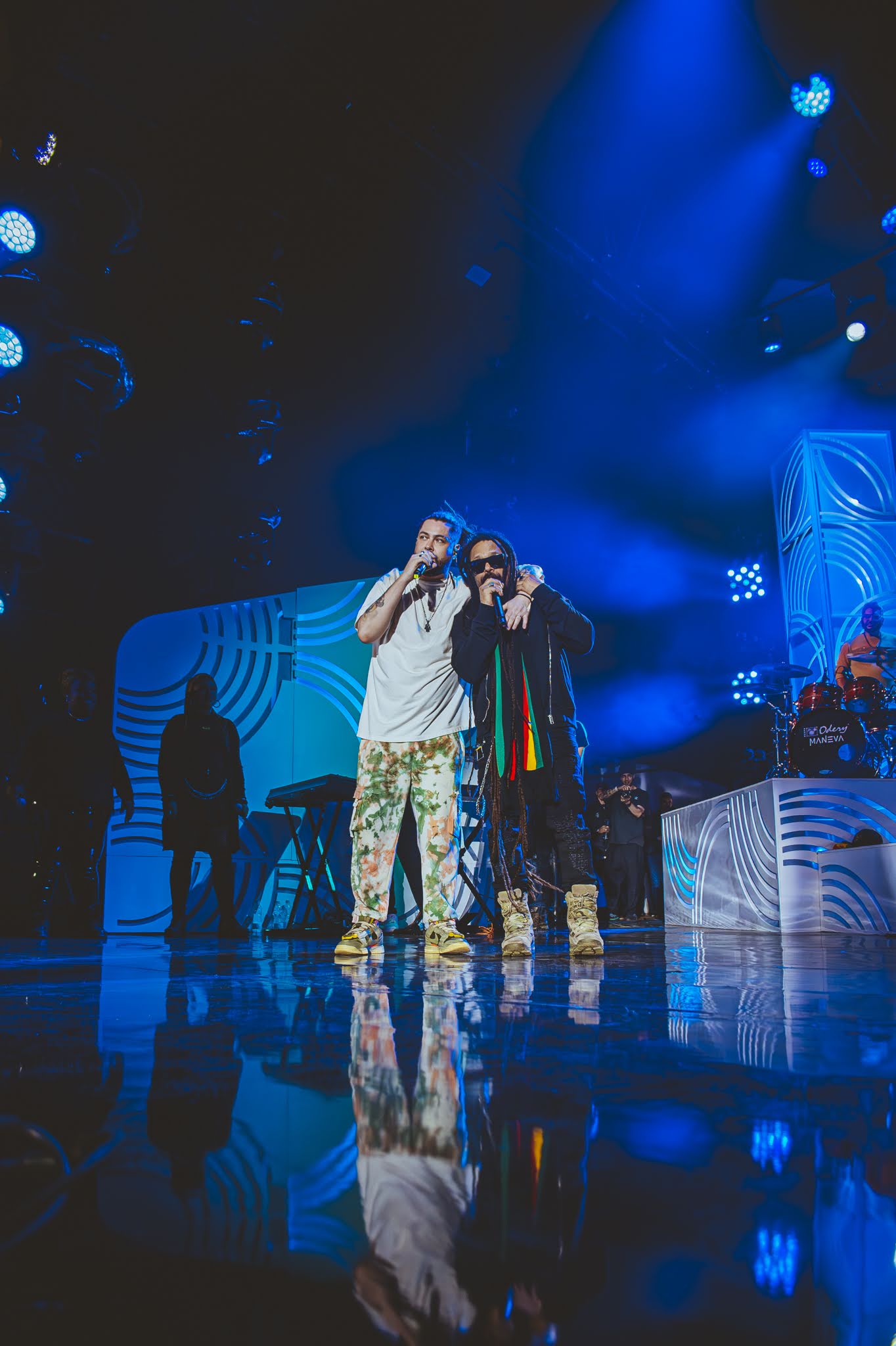 Maneva recebe Marcelo Falcão no palco (Rafael Strabelli/Divulgação)