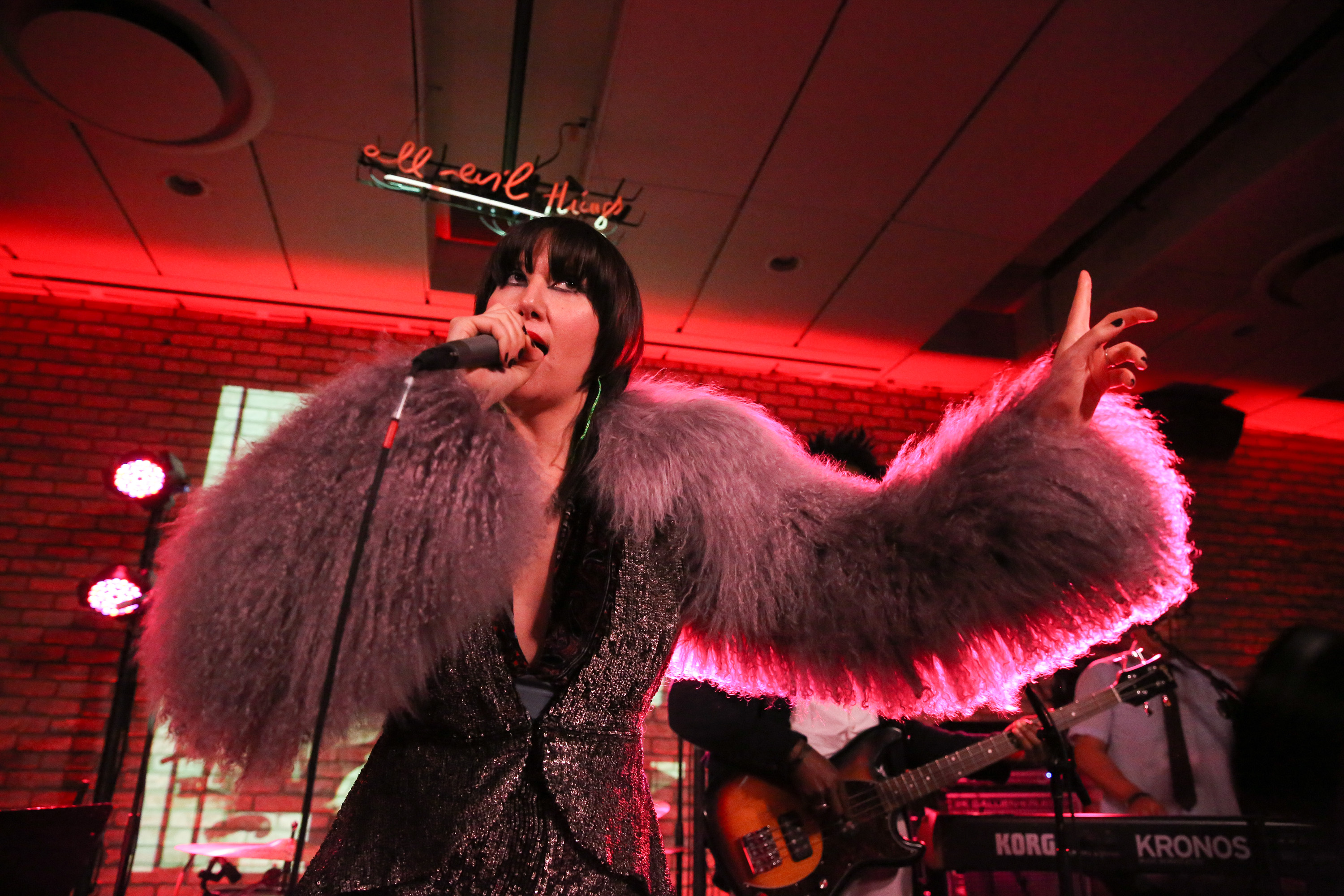 Karen O em apresentação em Nova York ( Rob Kim/Getty Images para o Tribeca Film Festival))