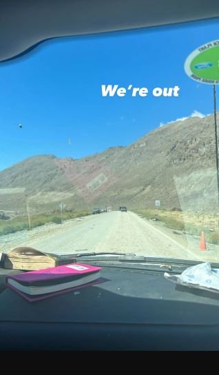 Saída de Pauline Ducret do festival Burning Man após tempestade (Foto: reprodução)