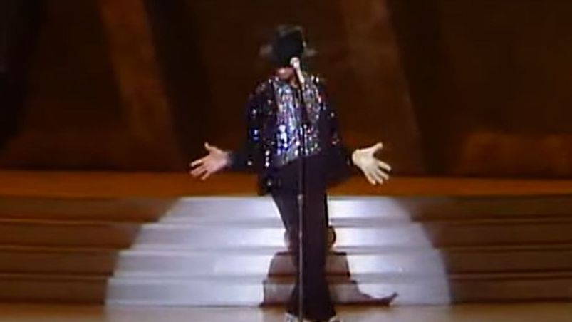 Michael Jackson em apresentação transmitia pela NBC em 25 de março de 1983 (Foto: reprodução/ YouTube)