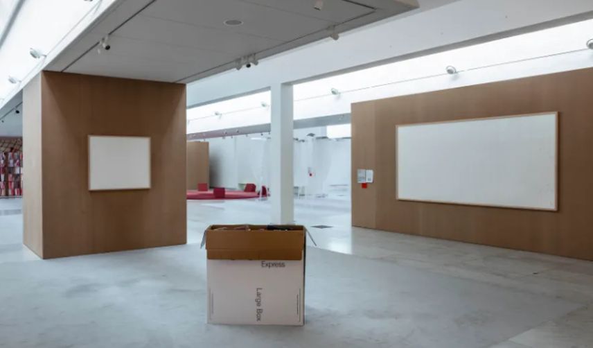 Telas em branco em exposição em museu na Dinamarca (Foto: reprodução)