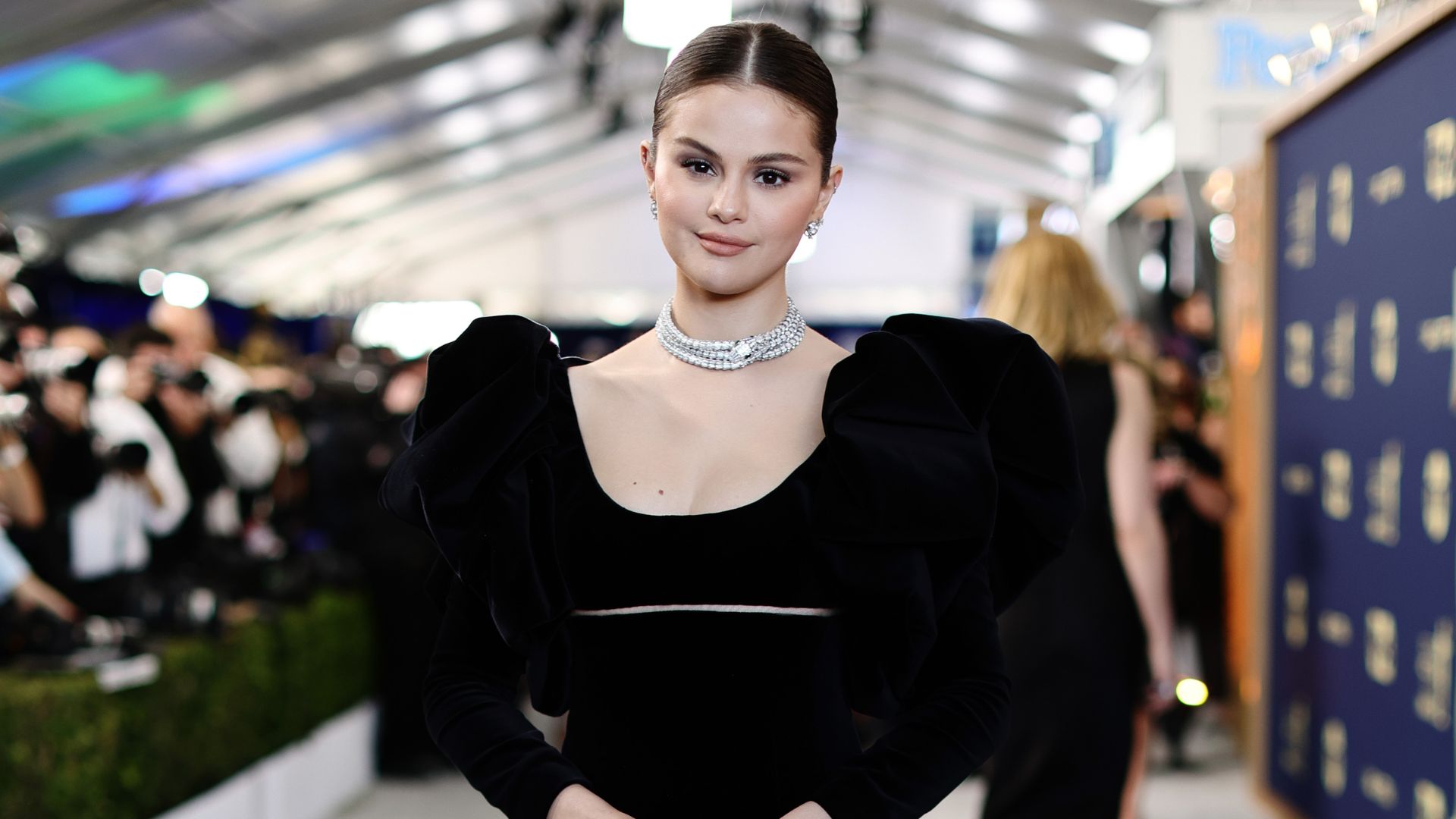 Stolda porno massajni tomosha qiling