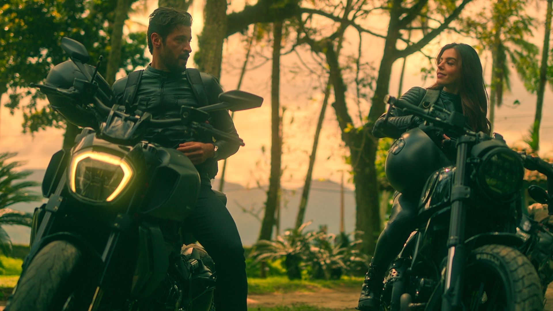 Marco (Leandro Lima) quer apresentar Babi (Giovanna Lancellotti) aos prazeres que ela ainda desconhece em O Lado Bom de Ser Traída (Foto: Divulgação/Netflix)