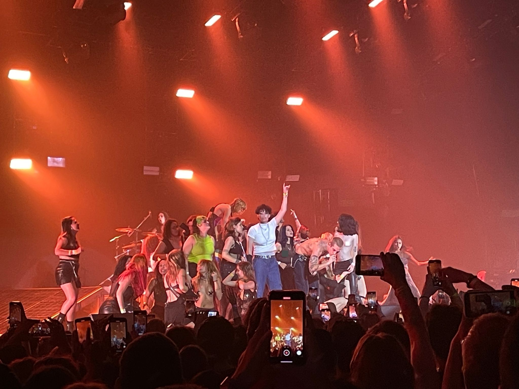 Fãs no palco com Maneskin