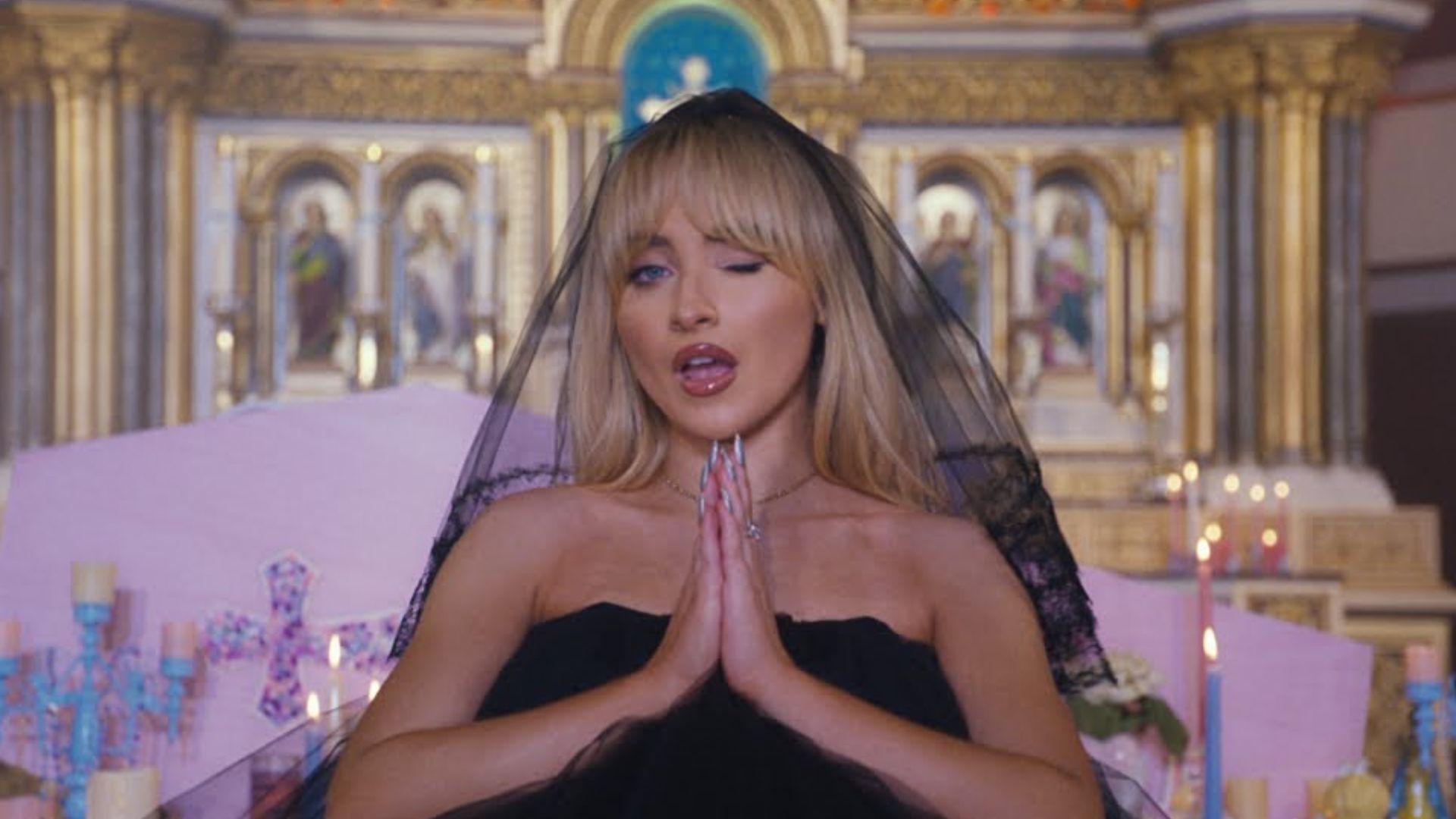 Sabrina Carpenter em videoclipe de "Feather" (Foto: Reprodução / Youtube)